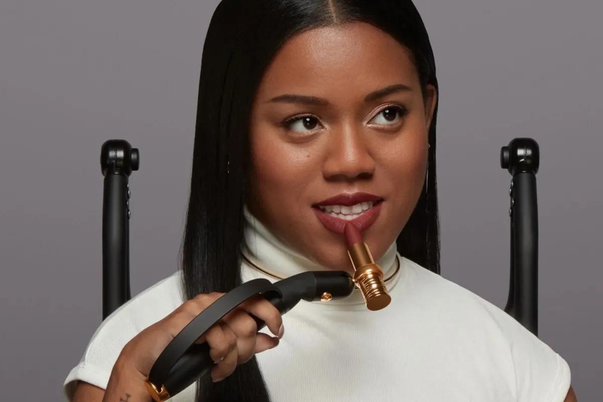 La famosa firma de cosmética L’Oreal dio a conocer HAPTA, un aplicador de maquillaje computarizado, portátil y ultra preciso. Su software le permite un aprendizaje automático para que reconozca y optimice los controles de movimiento.